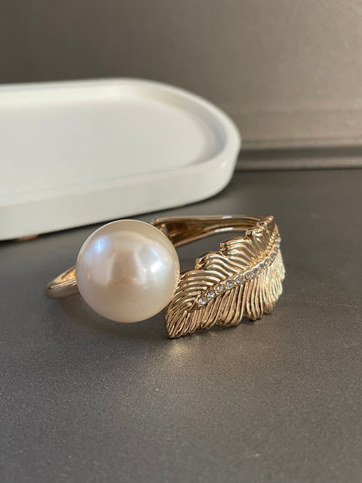 Golden Leafy Pearl Bracelet