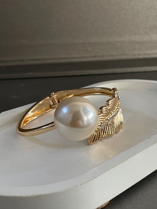 Golden Leafy Pearl Bracelet