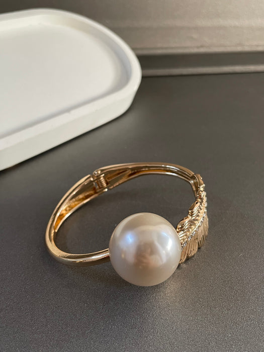 Golden Leafy Pearl Bracelet